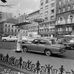 Magyarország, Budapest V., Vörösmarty téri taxiállomás, háttérben a Harmincad utca sarkán álló házak láthatók., 1969, FŐMTERV, Domonkos Endre, Budapest, Ibusz, taxi, Fortepan #252665