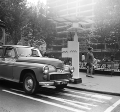 Magyarország, Budapest V., Vörösmarty téri taxiállomás, háttérben Vörösmarty Mihály szobra és az épülő ORI (Országos Rendező Iroda) székház., 1969, FŐMTERV, Domonkos Endre, Budapest, taxi, taxiállomás, Fortepan #252666