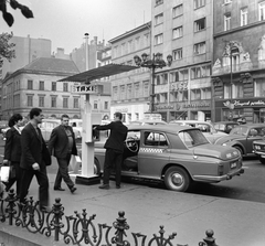 Magyarország, Budapest V., Vörösmarty téri taxiállomás, háttérben a Harmincad utca sarkán álló házak láthatók., 1969, FŐMTERV, Domonkos Endre, Budapest, Best of, rendszám, Ibusz, Air India, taxiállomás, taxi, Fortepan #252668