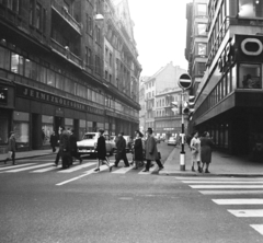 Magyarország, Budapest V., Bécsi utca - Deák Ferenc utca kereszteződée a Szervita (Martinelli) tér felé nézve., 1969, FŐMTERV, Domonkos Endre, jelzőlámpa, jelzőtábla, OTP, Budapest, gyalogátkelő, Fortepan #252677