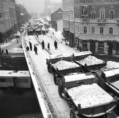 Magyarország, Budapest VIII., Baross tér, a Rottenbiller utcából a Fiumei (Mező Imre) út felé vezető felüljáró terhelési próbája., 1969, FŐMTERV, Domonkos Endre, terheléspróba, Budapest, Fortepan #252682