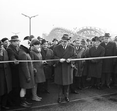 Magyarország, Budapest XIV., a Hungária körút - Róbert Károly körút közötti felüljáró átadási ünnepsége. A nemzeti színű szalagot Sarlós István a Fővárosi Tanács VB elnöke vágja át. Háttérben a Hullámvasút a Vidámparkban., 1969, FŐMTERV, Domonkos Endre, Budapest, Fortepan #252685