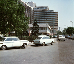 Magyarország, Budapest V., Vigadó tér a Dunakorzónál, balra a Hotel Duna Intercontinental, távolabb az Erzsébet híd., 1970, FŐMTERV, Domonkos Endre, Budapest, NSU Prinz, Ford Taunus P3, Fortepan #252691