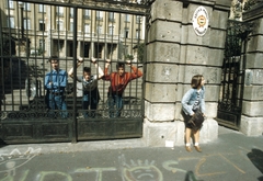 Magyarország, Budapest XI., Villányi út 5-7. Kaffka Margit Gimnázium (később Szent Margit Gimnázium)., 1989, Fortepan, iskola, színes, gimnázium, palota, Budapest, neobarokk stílus, Fábián Gáspár-terv, kerítés, címer, diák, Fortepan #25275