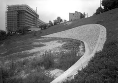 Magyarország, Budapest II., Apostol utca, a földcsuszamlás után épített támfal, távolabb az építés alatt alló SZOT szálló., 1970, FŐMTERV, Domonkos Endre, Budapest, Fortepan #252754