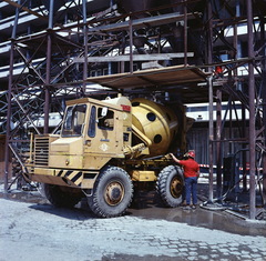 Magyarország, Budapest I., Csalogány utca, betonkeverő a Bem rakpart közelében, a szentendrei HÉV Batthyány térre történő bevezetésekor., 1970, FŐMTERV, Domonkos Endre, Budapest, Fortepan #252771