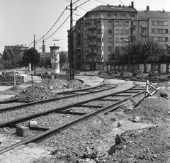 Magyarország, Budapest I., Krisztina körút a Déli pályaudvar előtt, jobbra a Feszty Árpád utca sarkán álló ház, távolban a Krisztina téri Havas Boldogasszony-templom látszik., 1970, FŐMTERV, Domonkos Endre, Budapest, Fortepan #252774