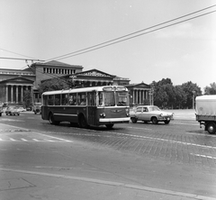 Magyarország, Budapest VI.,Budapest XIV., Hősök tere az Andrássy út (Népököztársaság útja) felől nézve., 1970, FŐMTERV, Domonkos Endre, trolibusz, ZIU-márka, ZIU-5, Budapest, Fortepan #252776