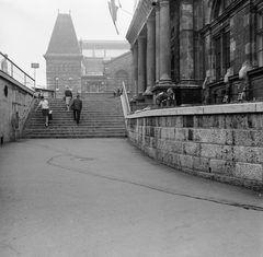 Magyarország, Budapest IX., Fővám (Dimitrov) tér a Marx Károly Közgazdaságtudományi Egyetem (később Corvinus Egyetem) épülete előtt, szemben a háttérben a Központi Vásárcsarnok., 1970, FŐMTERV, Domonkos Endre, Budapest, Fortepan #252789