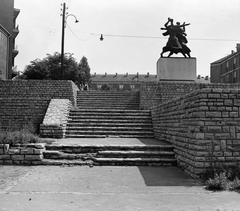 Magyarország, Budapest XX., Téglagyár tér, Tar István szobrász Táncolók című alkotása (1968)., 1970, FŐMTERV, Domonkos Endre, Budapest, Fortepan #252799