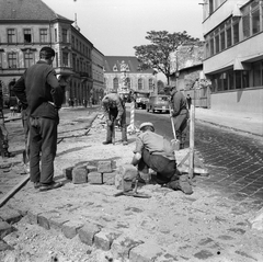 Magyarország, budai Vár, Budapest I., Tárnok utca a Szentháromság tér felé nézve. A Szentháromság szobor mögött a BME Schönherz Zoltán Kollégiuma (az egykori Pénzügyminisztérium épülete)., 1970, FŐMTERV, Domonkos Endre, Budapest, kockakő, útépítés, Fortepan #252817