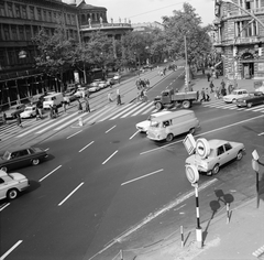 Magyarország, Budapest V., Bajcsy-Zsilinszky út a Bazilika felé nézve, jobbra az Andrássy út (Népköztársaság útja) torkolata., 1970, FŐMTERV, Domonkos Endre, Budapest, Renault 10, Peugeot 304, Opel Rekord P1, Peugeot 404, Fortepan #252822