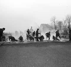 Magyarország, Budapest III., Békásmegyer, a 11. számú főút építése a Pünkösdfürdő (Munkácsy Mihály) utca kereszteződés után., 1970, FŐMTERV, Domonkos Endre, aszfaltozás, talicska, Budapest, munkás, füst, Fortepan #252847