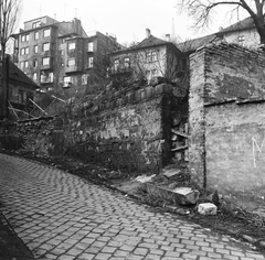 Magyarország, Budapest I., Szalag utca, fenn a Donáti utca mellett álló házak mögött a Mátyás-templom tornyának sziluettje látszik., 1971, FŐMTERV, Domonkos Endre, Budapest, Fortepan #252888