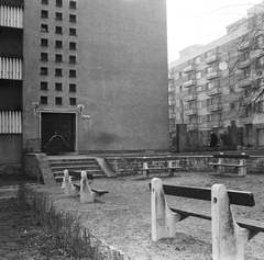 Magyarország, Budapest I., a felvétel a Csalogány utca 44. számú ház előtti parkban készült, háttérben a Csalogány utca 10. számú ház., 1971, FŐMTERV, Domonkos Endre, Budapest, Fortepan #252890