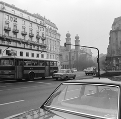 Magyarország, Budapest V.,Budapest VII., Károly (Tanács) körút, szemben a Dohány utcai zsinagóga., 1971, FŐMTERV, Domonkos Endre, Budapest, BMW E3, Fortepan #252892