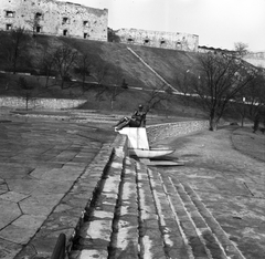 Magyarország, Gellérthegy, Budapest XI., déli lejtő, Jubileumi park. A Budapesti lány című szobor Tar István szobrászművész alkotása (1965). Háttérben a Citadella., 1971, FŐMTERV, Domonkos Endre, Budapest, Fortepan #252897