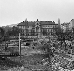 Magyarország, Óbuda, Budapest III., középen keresztbe a kőkertés mögött a San Marco utca, előtérben a 47-es számú telken építkeznek, szemben a 48-50. szám alatt a Fodor József Egészségügyi Szakiskola (eredetileg mint „Irgalom Háza” kórházként működött). Ettől jobbra a Kiscelli utcai Általános Iskola (egykor Elemi és polgári iskola)., 1971, FŐMTERV, Domonkos Endre, Budapest, Fortepan #252899