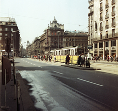 Magyarország, Budapest VIII., Rákóczi út, villamosmegálló az Astoria kereszteződésnél, szemben a Kossuth Lajos utca, jobbra a Rákóczi út - Károly (Tanács) körút sarkon az MTA lakóház., 1971, FŐMTERV, Domonkos Endre, Budapest, Fortepan #252937