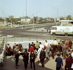 Magyarország, Budapest X.,Budapest XIV., Örs vezér tere, szemben a Kerepesi út és a gödöllői HÉV végállomása, jobbra a Fehér út., 1971, FŐMTERV, Domonkos Endre, Budapest, Best of, rendőr, egyenruha, csíkos ruha, színes, Ikarus-márka, Ikarus 404, újságárus, HÉV, Boy-szolgálat, Fortepan #252939