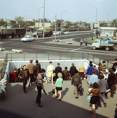 Magyarország, Budapest X.,Budapest XIV., Örs vezér tere, szemben a Kerepesi út és a gödöllői HÉV végállomása, jobbra a Fehér út., 1971, FŐMTERV, Domonkos Endre, Budapest, rendőr, csíkos ruha, újságárus, HÉV, aluljáró, Fortepan #252940