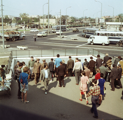 Magyarország, Budapest X.,Budapest XIV., Örs vezér tere, szemben a Kerepesi út és a gödöllői HÉV végállomása, jobbra a Fehér út., 1971, FŐMTERV, Domonkos Endre, Budapest, rendőr, csíkos ruha, színes, újságárus, HÉV, Barkas-márka, kockás ing, Fortepan #252941