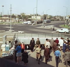 Magyarország, Budapest X.,Budapest XIV., Örs vezér tere, szemben a Kerepesi út és a gödöllői HÉV végállomása, jobbra a Fehér út., 1971, FŐMTERV, Domonkos Endre, Budapest, egyenruha, színes, újságárus, HÉV, aluljáró, Fortepan #252942