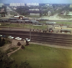 Magyarország, Budapest XIV., Örs vezér tere, rálátás az autóbusz-végállomásra., 1971, FŐMTERV, Domonkos Endre, Budapest, taxiállomás, madártávlat, színes, buszpályaudvar, Fortepan #252946