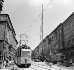 Magyarország, Budapest VIII.,Budapest IX., Üllői út - Nagykörúti kereszteződése, a metró építkezése az egykori Kilián laktanya előtt., 1971, FŐMTERV, Domonkos Endre, Budapest, építkezés, cölöpverő, Skoda-márka, viszonylattábla, villamos, viszonylatszám, daru, Fortepan #252948