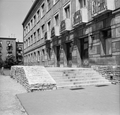 Magyarország, Budapest XIV., Padlizsán (Nyisztor) utca a Bolgárkertész (Martos Flóra) utcától a Bánki Donát utca felé nézve, jobbra a Martos Flóra Általános Iskola., 1971, FŐMTERV, Domonkos Endre, Budapest, Fortepan #252961