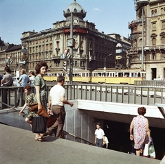 Magyarország, Budapest VIII.,Budapest VII., Blaha Lujza tér, az aluljáróhoz vezető lépcsőnél. A villamos a Nagykörút - Rákóczi út kereszteződésénél látható., 1971, FŐMTERV, Domonkos Endre, Budapest, Fortepan #252966