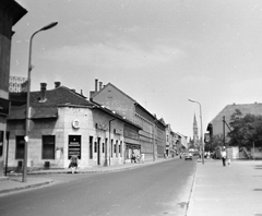 Magyarország, Budapest XX., Kossuth Lajos utca a Hunyadi utcánál. Balra a Hunyadi utca, jobbra a Táncsics Mihály utca, a háttérben az Árpád-házi Szent Erzsébet-templom., 1971, FŐMTERV, Domonkos Endre, Budapest, Állami Biztosító, Fortepan #252983