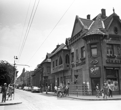 Magyarország, Budapest XX., Kossuth Lajos utca, szemben az Ady Endre utca Nagysándor József utca felé vezető szakasza. Jobbra sarkon a Schröder-ház., 1971, FŐMTERV, Domonkos Endre, Budapest, hentes, grillcsirke, Fortepan #252989