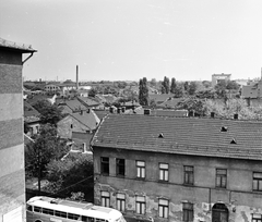 Magyarország, Budapest XX., kilátás a Kossuth Lajos utcai sávház lapostetőjéről az Ady Endre utcai harisnyagyár felé, a kép bal szélén a Petőfi utcai Zálogház., 1971, FŐMTERV, Domonkos Endre, Budapest, épület, lapostető, gyárkémény, Fortepan #253026