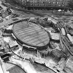 Magyarország, Budapest VIII.,Budapest IX., rálátás az Üllői út - Nagykörút kereszteződésénél épülő aluljáróra, szemben a Lottóház., 1971, FŐMTERV, Domonkos Endre, Budapest, villamos, Fortepan #253028