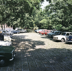 Magyarország, Városliget, Budapest XIV., Állatkerti körút, parkoló (zöldbeton) a Szépművészeti Múzeum mellett. Háttérben a Gundel Étterem., 1971, FŐMTERV, Domonkos Endre, Budapest, Fortepan #253030