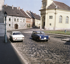 Magyarország, budai Vár, Budapest I., Bécsi kapu tér a Magyar Országos Levéltár épülete előtt, szemben a Táncsics Mihály utca, jobbra a Budavári Evangélikus templom., 1971, FŐMTERV, Domonkos Endre, Budapest, Volkswagen-márka, Volkswagen Typ3, utcakép, tér, templom, lámpaoszlop, automobil, Fortepan #253033