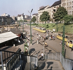 Magyarország, Budapest II.,Budapest I., Széll Kálmán (Moszkva) tér, a Várfok utcához vezető gyalogos hídról a Széna tér felé nézve, jobbra a Vérmező út., 1971, FŐMTERV, Domonkos Endre, Budapest, lépcső, villamos, felüljáró, villanyoszlop, tér, járókelő, telefonfülke, Fortepan #253034