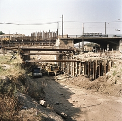 Magyarország, Budapest II., a mai Gyóni Géza (ekkor névtelen) tér. A Margit híd, budai hídfő megállóhely építése, a szentendrei HÉV Batthyány térre történő bevezetésekor., 1971, FŐMTERV, Domonkos Endre, Budapest, hídfő, munkagép, építkezés, munkagödör, villamos, Fortepan #253035