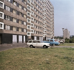 Magyarország, Budapest XI., parkoló a Tétényi út 36 - 32. számú ház előtt, távolabb jobbra a Bártfai utca 50-36. számú épülettömb., 1971, FŐMTERV, Domonkos Endre, Wartburg-márka, Wartburg 353, Budapest, Fortepan #253036