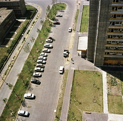 Magyarország, Budapest XI., kilátás a Fejér Lipót (Török Ignác) utca 61. számú toronyházból a 63. számú toronyház előtti parkolóra. Balra a Mérnök utcai Általános Iskola (később Gábor Dénes Főiskola) épülete., 1971, FŐMTERV, Domonkos Endre, Budapest, színes, Fortepan #253039