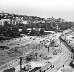 Magyarország, Budapest I., rálátás a Vérmezőre és az átépítés alatt álló Krisztina körútra az Alkotás utca 1-es számú házról. Szemben középen a metróépítés területe. Az Attila utca házsora felett a budai Vár., 1971, FŐMTERV, Domonkos Endre, Budapest, Fortepan #253050