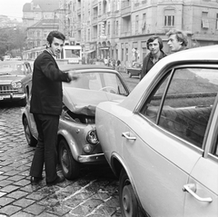 Magyarország, Budapest II., Margit körút (Mártírok útja) a Frankel Leó út kereszteződésnél, háttérben a villamos mögött a Török utca torkolata., 1971, FŐMTERV, Domonkos Endre, baleset, Budapest, Best of, Fiat 500, Fiat 2300, Fortepan #253062