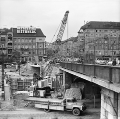 Magyarország, Budapest II., a Margit híd budai hídfő megállóhely építése, a szentendrei HÉV Batthyány térre történő bevezetésekor. Balra a mai Gyóni Géza (ekkor névtelen) tér, háttérben a Margit körút (Mártírok útja)., 1971, FŐMTERV, Domonkos Endre, Budapest, Fortepan #253065