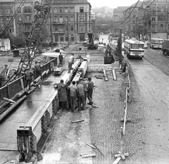 Magyarország, Budapest II., a Margit híd, budai hídfő megállóhely építése, a szentendrei HÉV Batthyány térre történő bevezetésekor. Szemben a Margit körút (Mártírok útja)., 1971, FŐMTERV, Domonkos Endre, Budapest, Fortepan #253067