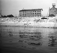 Magyarország, Budapest XIII., Újpesti rakpart a Dunáról nézve, háttérben a Victoria gőzmalom a háborúban megsérült épületei., 1971, FŐMTERV, Domonkos Endre, Budapest, Fortepan #253079