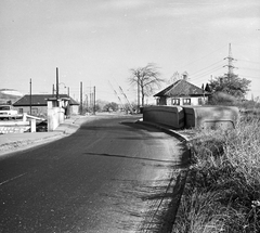 Magyarország, Budapest III., Pomázi út, híd az Aranyhegyi-patak fölött, utána az esztergomi vasút sorompója., 1971, FŐMTERV, Domonkos Endre, Budapest, Fortepan #253084