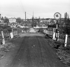 Magyarország, Budapest III., Solymár köz, híd az Aranyhegyi-patak fölött, a gőzmozdony Üröm megállóhelyen áll, balra fent az emeletes épület az ürömi vámház, Bécsi út 604., 1971, FŐMTERV, Domonkos Endre, Budapest, Fortepan #253086