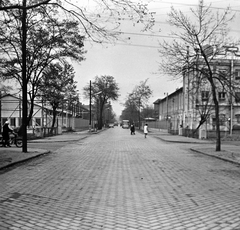 Magyarország, Budapest XIV., Telepes utca, előtérben híd a Rákos-patak fölött. Jobbra a Reanal Finomvegyszergyár., 1971, FŐMTERV, Domonkos Endre, Budapest, Fortepan #253091