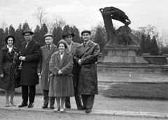 Lengyelország, Varsó, Lazienkowski Park, Chopin-emlékmű., 1963, Szánthó Zoltán, divat, kalap, szobor, csoportkép, bőrkabát, Frédéric Chopin-ábrázolás, Fortepan #25310